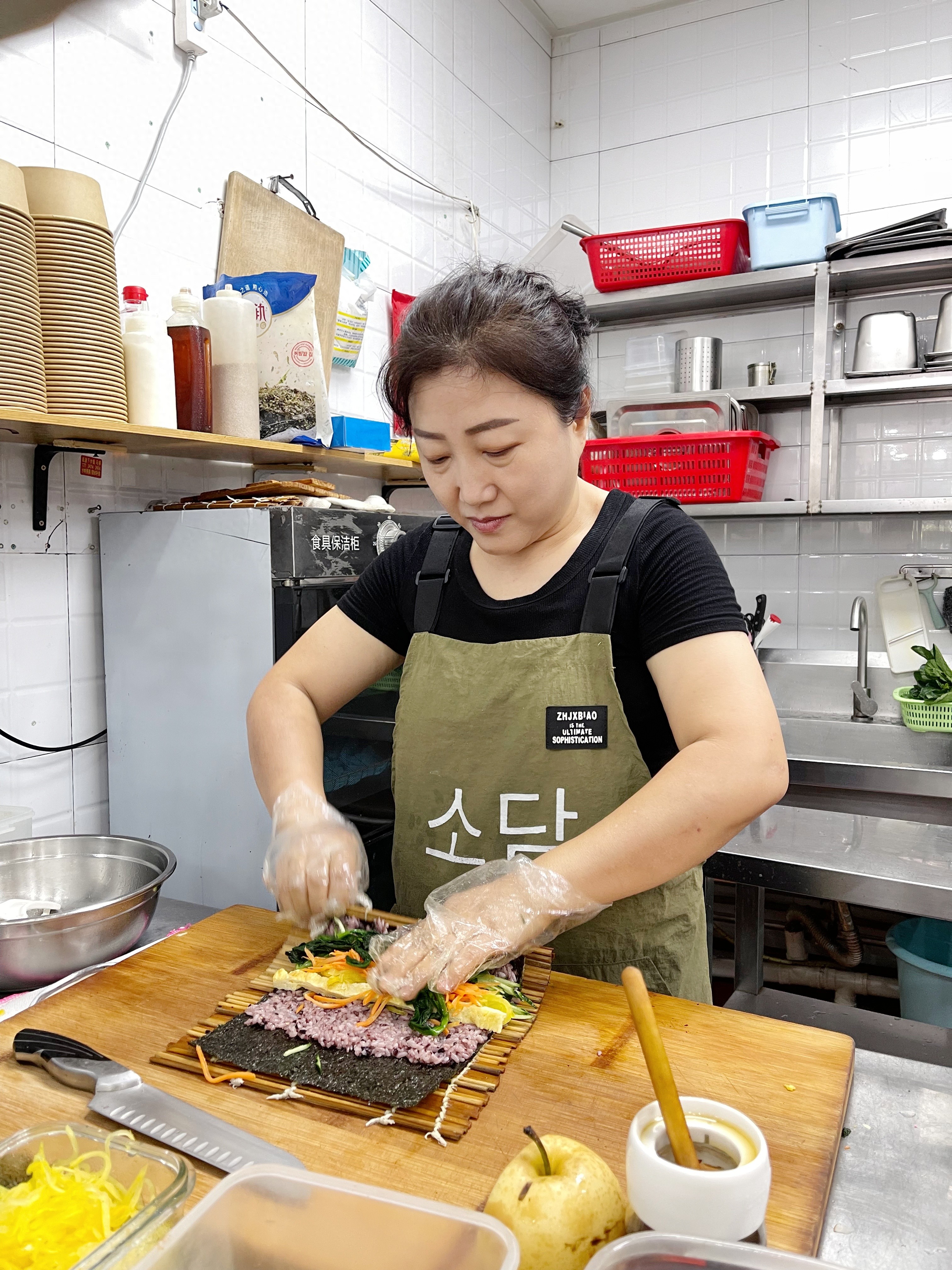 当好东道主 喜迎APEC丨韩国金姐在深圳：一间“笑谈”，一城烟火